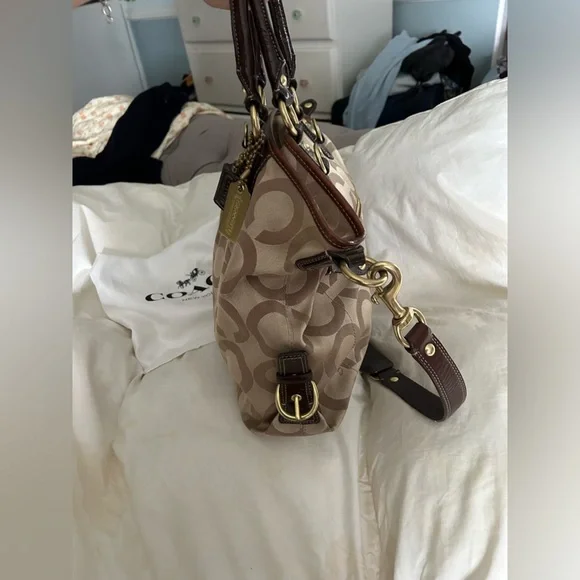 Medium sized Coach purse - Picture 7 of 11